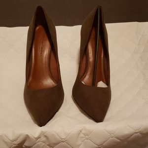 Beautiful Olive Pumps Sz 13
